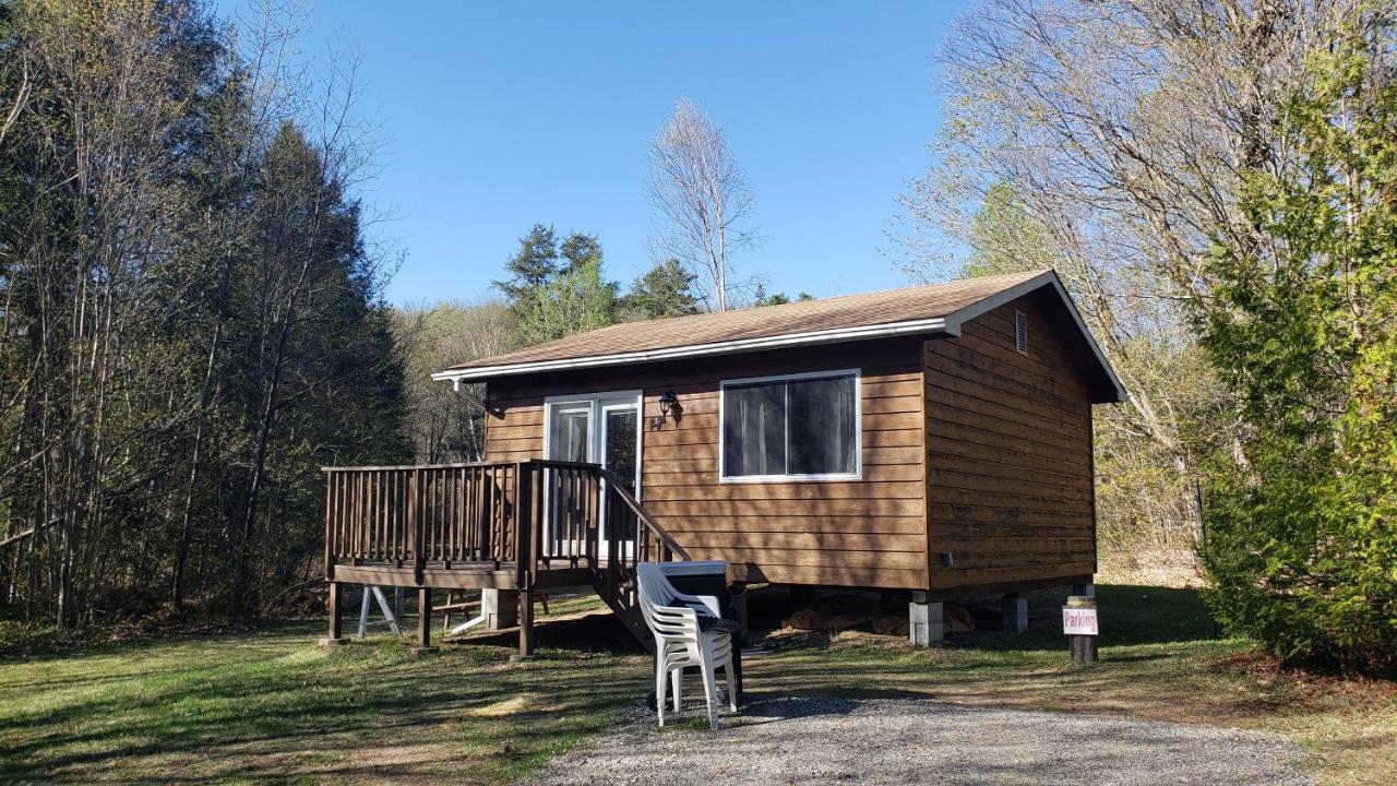 Parkway Cottage Resort And Trading Post Dwight Eksteriør billede