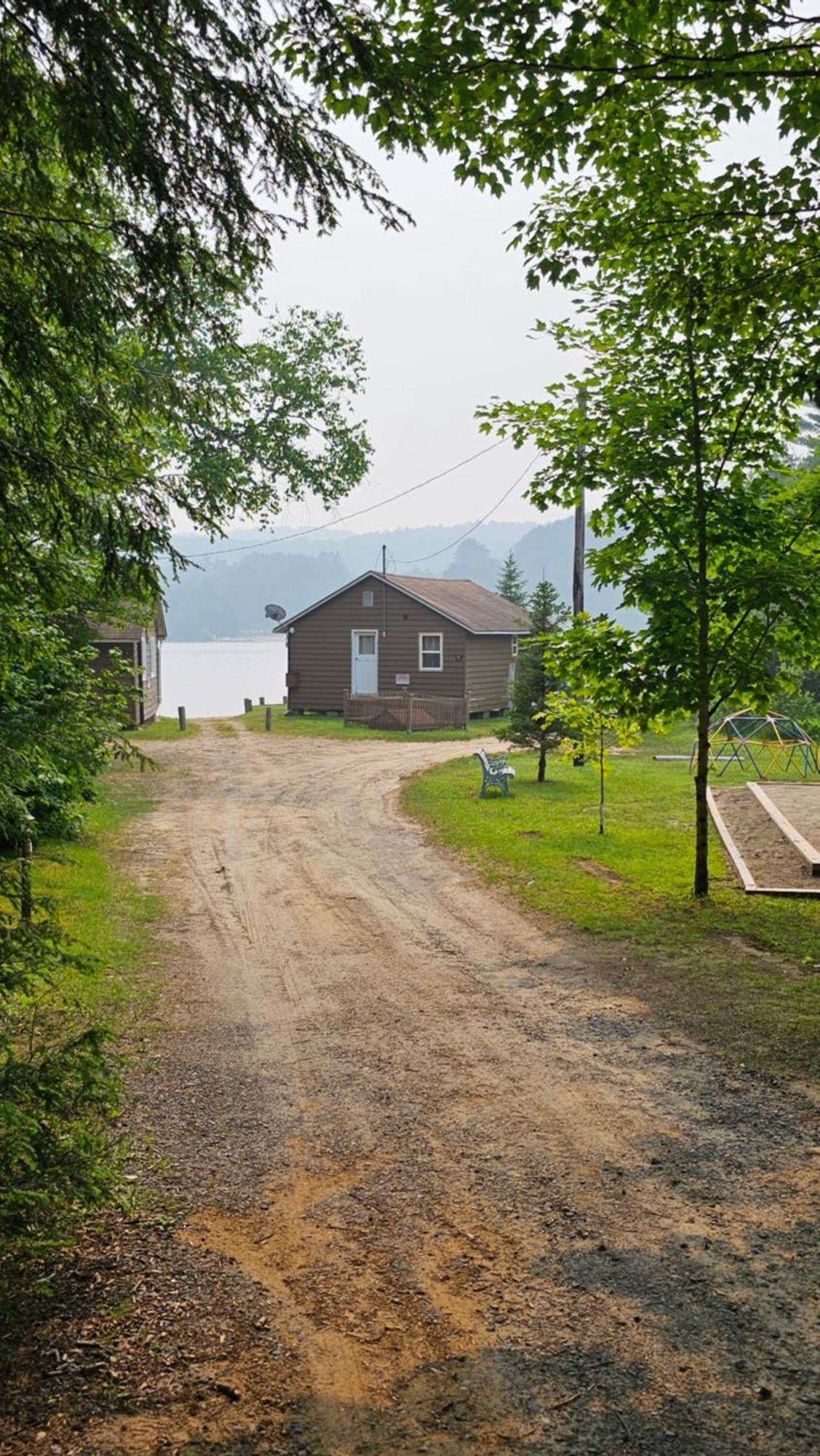 Parkway Cottage Resort And Trading Post Dwight Eksteriør billede