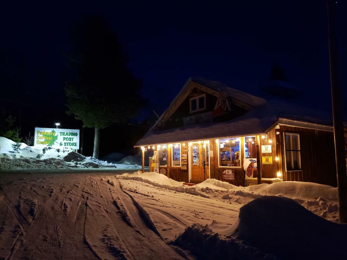 Parkway Cottage Resort And Trading Post Dwight Eksteriør billede
