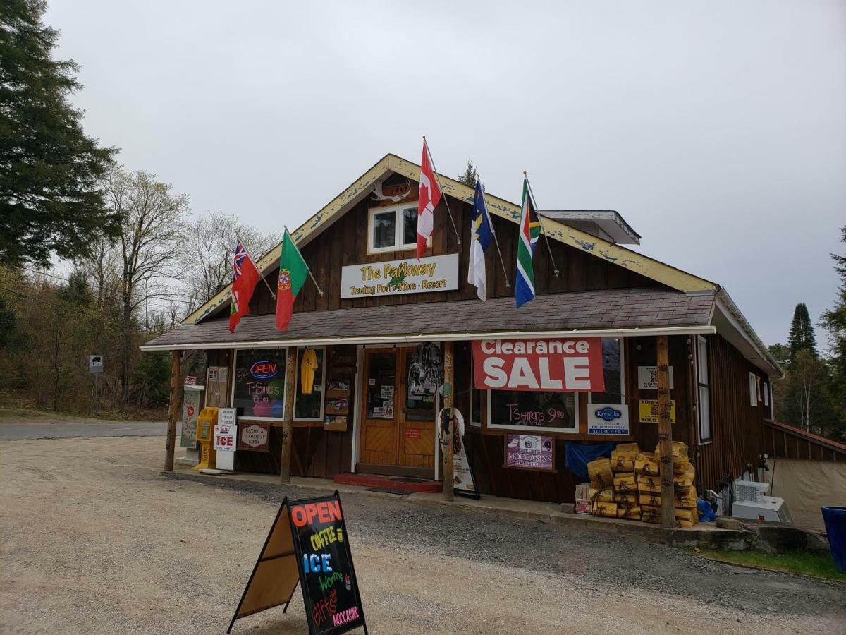 Parkway Cottage Resort And Trading Post Dwight Eksteriør billede